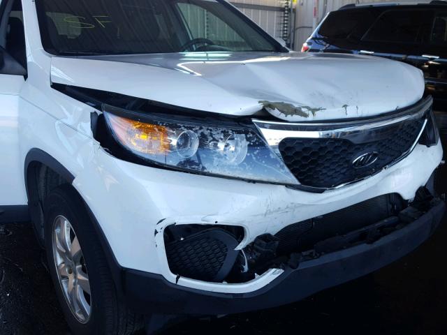 5XYKT3A1XDG371367 - 2013 KIA SORENTO LX WHITE photo 9