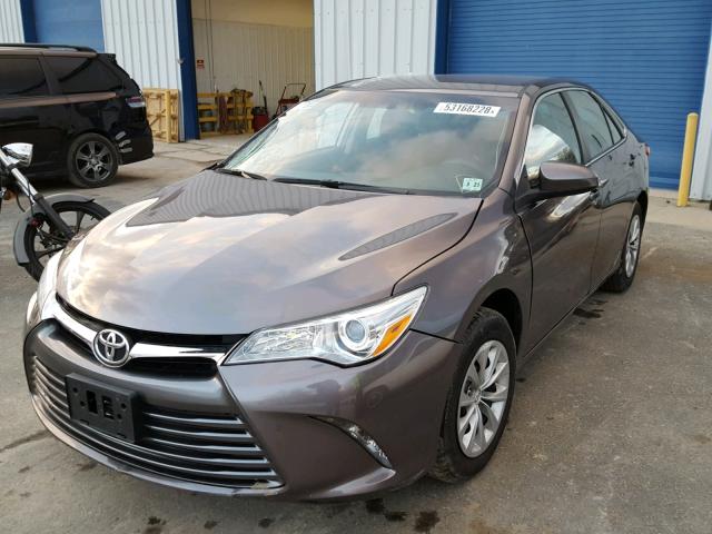 4T1BF1FK7GU531829 - 2016 TOYOTA CAMRY LE 灰色 照片 2