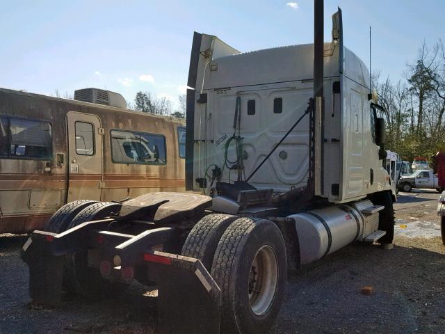 1FUBGKDR4DSBW9789 - 2013 FREIGHTLINER CASCADIA 1 WHITE photo 4