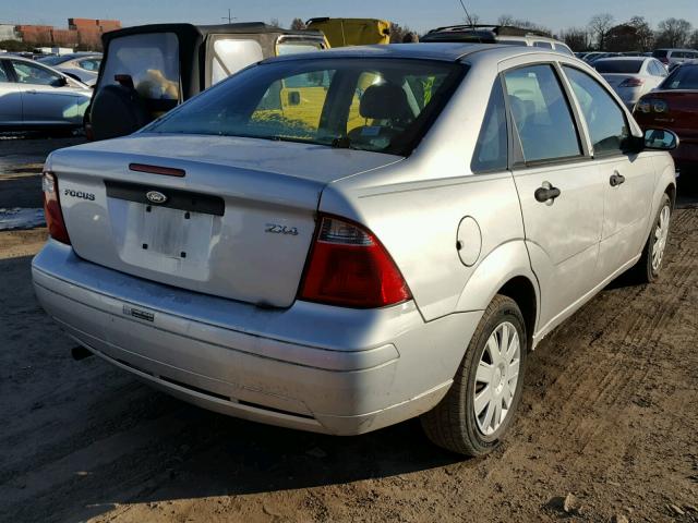 1FAFP34N15W192147 - 2005 FORD FOCUS ZX4 SILVER photo 4