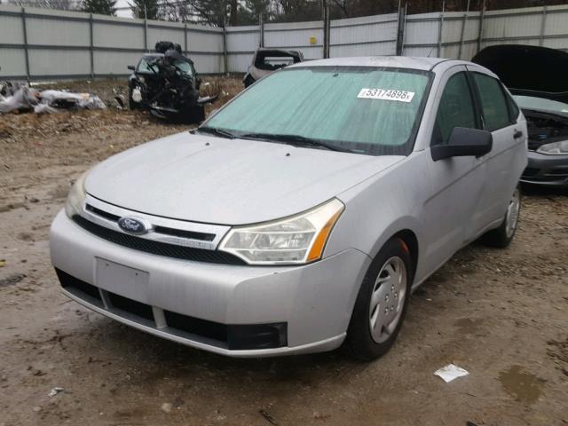 1FAHP34N88W255449 - 2008 FORD FOCUS S/SE SILVER photo 2