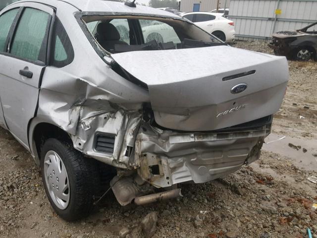 1FAHP34N88W255449 - 2008 FORD FOCUS S/SE SILVER photo 9