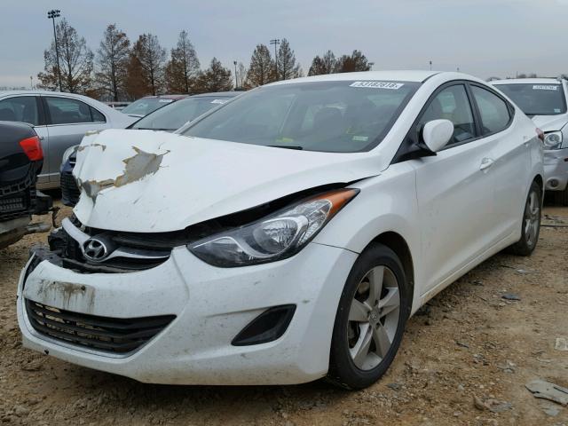 5NPDH4AE4DH333998 - 2013 HYUNDAI ELANTRA GL WHITE photo 2