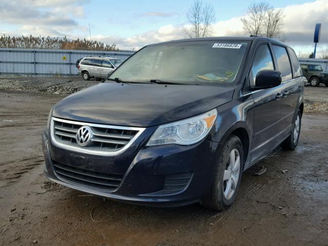 2V4RW3D11AR305899 - 2010 VOLKSWAGEN ROUTAN SE BLUE photo 2