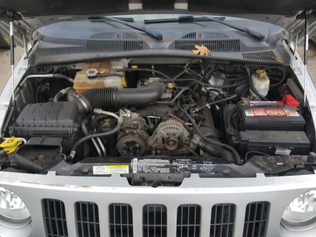 1J4GL38K75W724960 - 2005 JEEP LIBERTY RE SILVER photo 7