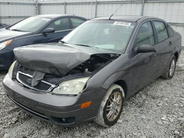 1FAHP34NX6W215337 - 2006 FORD FOCUS ZX4 CHARCOAL photo 2