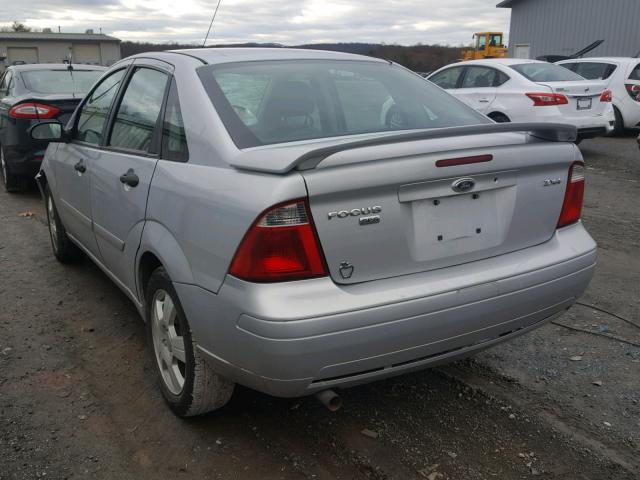 1FAFP34N96W171676 - 2006 FORD FOCUS ZX4 SILVER photo 3