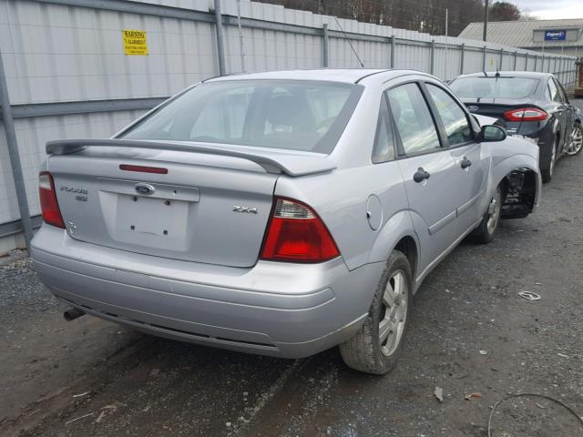 1FAFP34N96W171676 - 2006 FORD FOCUS ZX4 SILVER photo 4