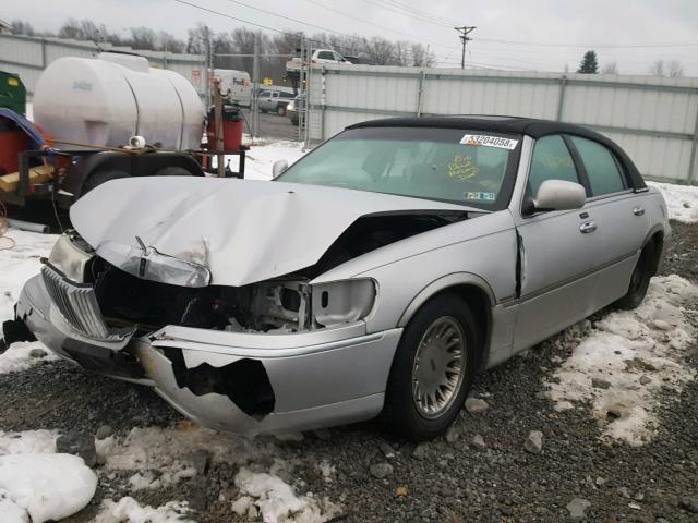 1LNHM83W71Y713031 - 2001 LINCOLN TOWN CAR C SILVER photo 2