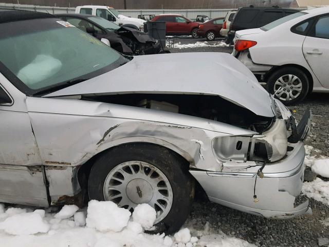 1LNHM83W71Y713031 - 2001 LINCOLN TOWN CAR C SILVER photo 9