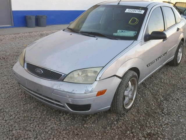 1FAFP34N77W106066 - 2007 FORD FOCUS ZX4 SILVER photo 2