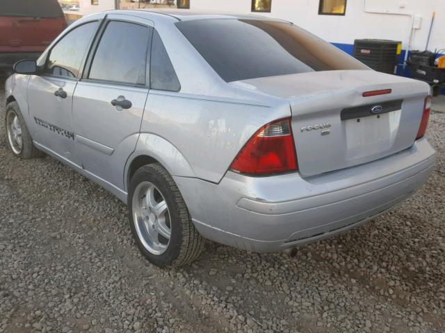 1FAFP34N77W106066 - 2007 FORD FOCUS ZX4 SILVER photo 3