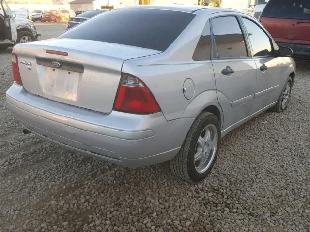 1FAFP34N77W106066 - 2007 FORD FOCUS ZX4 SILVER photo 4