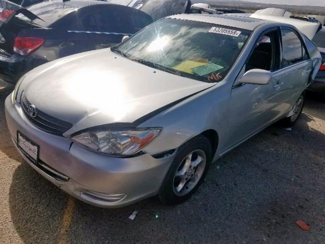 JTDBE32K520106439 - 2002 TOYOTA CAMRY LE SILVER photo 2