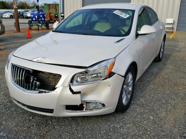 2G4GR5ER2D9237251 - 2013 BUICK REGAL WHITE photo 2