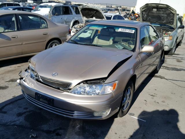 JT8BF28GXW5046935 - 1998 LEXUS ES 300 BEIGE photo 2