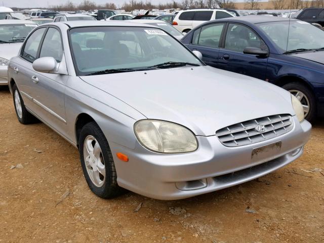 KMHWF25V0YA254379 - 2000 HYUNDAI SONATA BAS SILVER photo 1