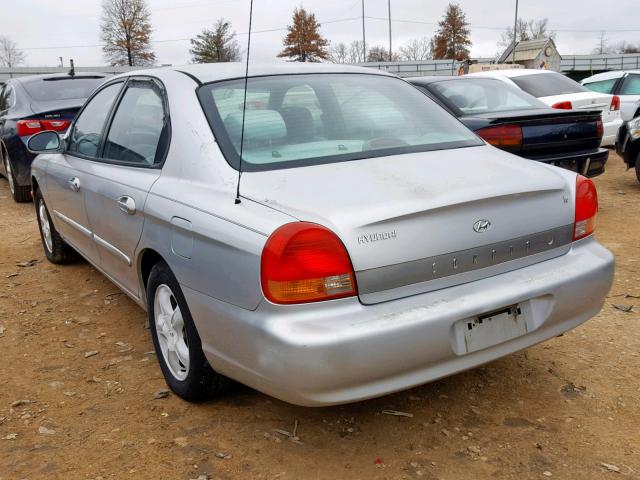 KMHWF25V0YA254379 - 2000 HYUNDAI SONATA BAS SILVER photo 3