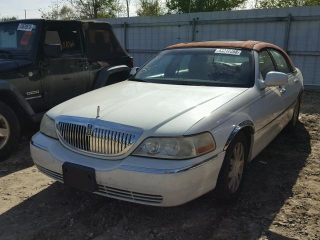 1LNHM83W14Y629792 - 2004 LINCOLN TOWN CAR U CREAM photo 2