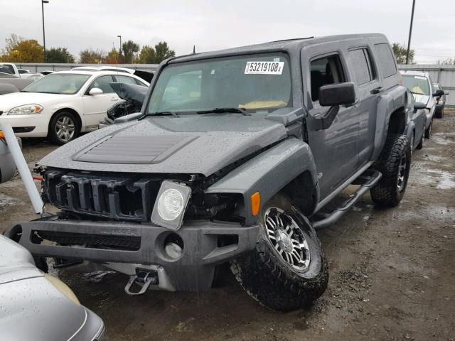 5GTEN13E488171019 - 2008 HUMMER H3 GRAY photo 2