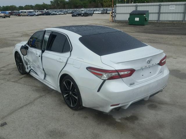 4T1B61HK2JU087456 - 2018 TOYOTA CAMRY XSE WHITE photo 3