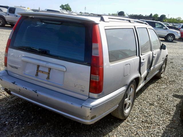 YV1LW5375W2397049 - 1998 VOLVO V70 T5 TUR SILVER photo 4