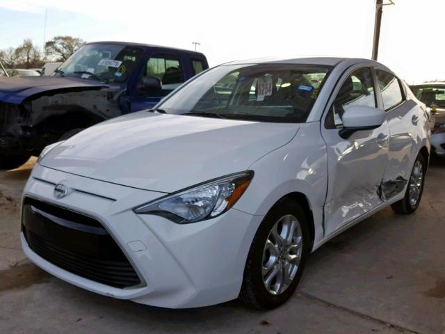 3MYDLBZV7GY107146 - 2016 TOYOTA SCION IA WHITE photo 2