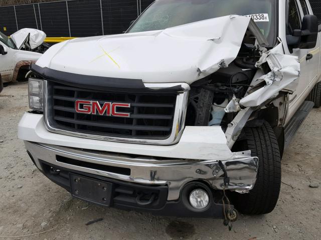 1GT5C3BG8AZ264170 - 2010 GMC SIERRA C35 WHITE photo 9