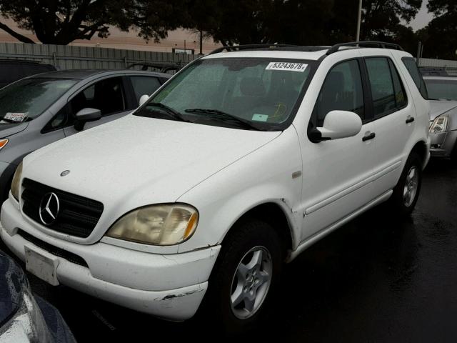 4JGAB54E81A230829 - 2001 MERCEDES-BENZ ML 320 WHITE photo 2