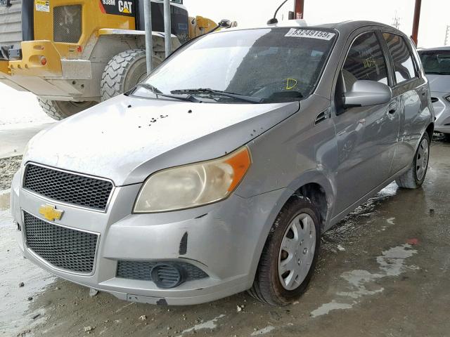 KL1TD66E09B372874 - 2009 CHEVROLET AVEO LS SILVER photo 2