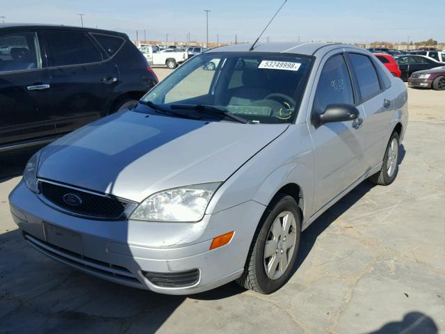 1FAHP34NX7W328500 - 2007 FORD FOCUS ZX4 SILVER photo 2