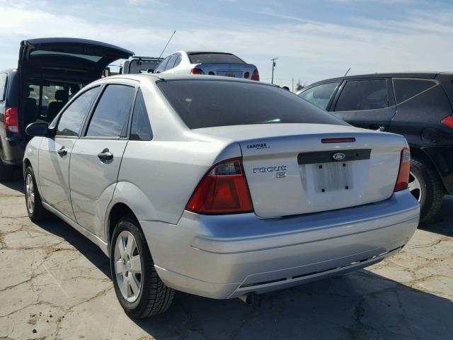 1FAHP34NX7W328500 - 2007 FORD FOCUS ZX4 SILVER photo 3