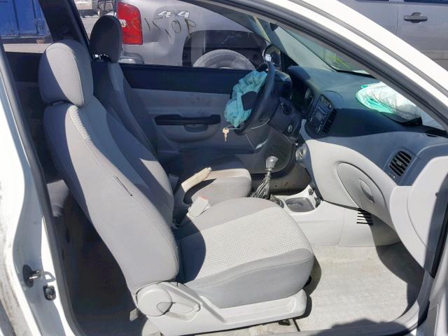 KMHCM36C17U017215 - 2007 HYUNDAI ACCENT GS WHITE photo 5