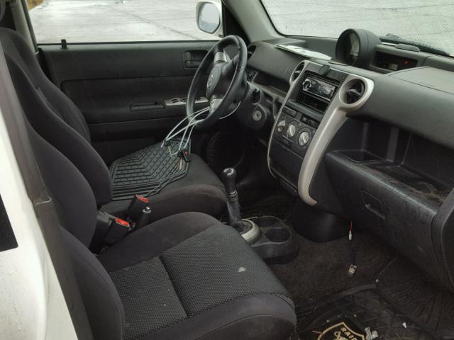 JTLKT334X50184178 - 2005 TOYOTA SCION XB Ақ фото 5