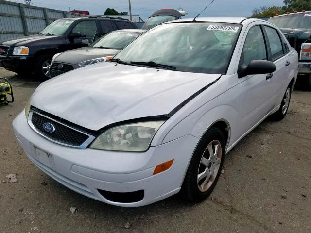 1FAFP34N25W300002 - 2005 FORD FOCUS ZX4 WHITE photo 2