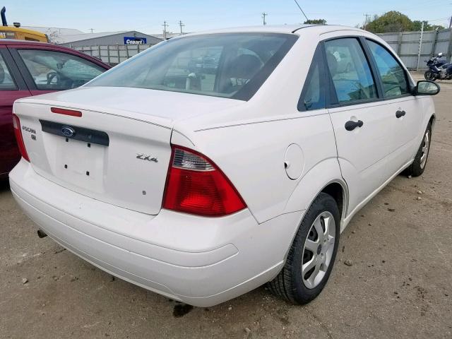 1FAFP34N25W300002 - 2005 FORD FOCUS ZX4 WHITE photo 4