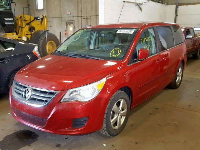 2V4RW3D11AR242271 - 2010 VOLKSWAGEN ROUTAN SE RED photo 2