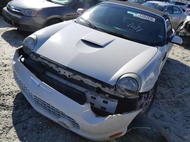 1FAHP60AX2Y102779 - 2002 FORD THUNDERBIR WHITE photo 2