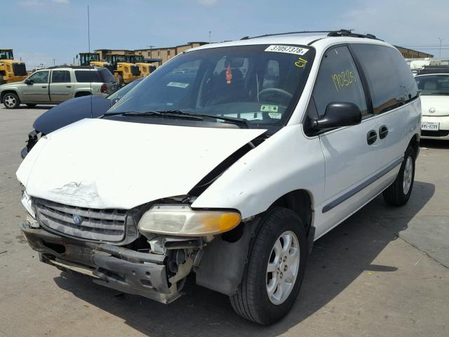 2P4FP2530TR850530 - 1996 PLYMOUTH VOYAGER WHITE photo 2