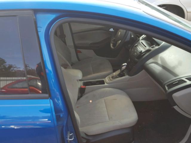 1FADP3F24GL355338 - 2016 FORD FOCUS SE BLUE photo 5