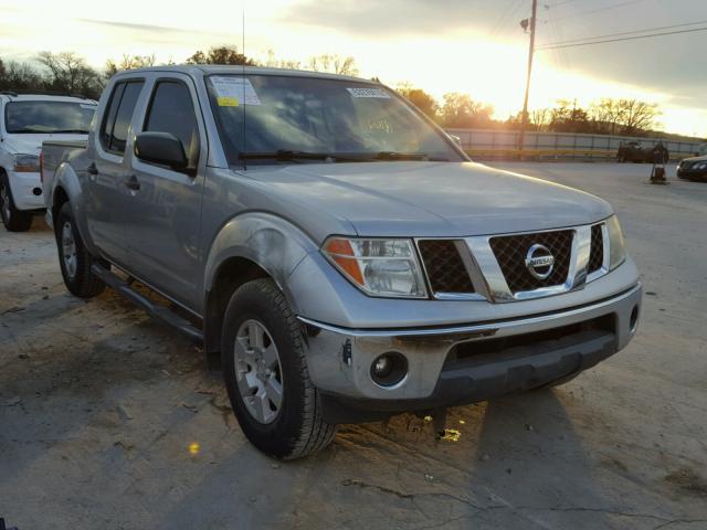 1N6AD07U35C431484 - 2005 NISSAN FRONTIER C SILVER photo 1