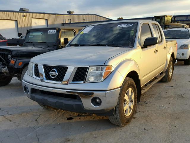 1N6AD07U35C431484 - 2005 NISSAN FRONTIER C SILVER photo 2