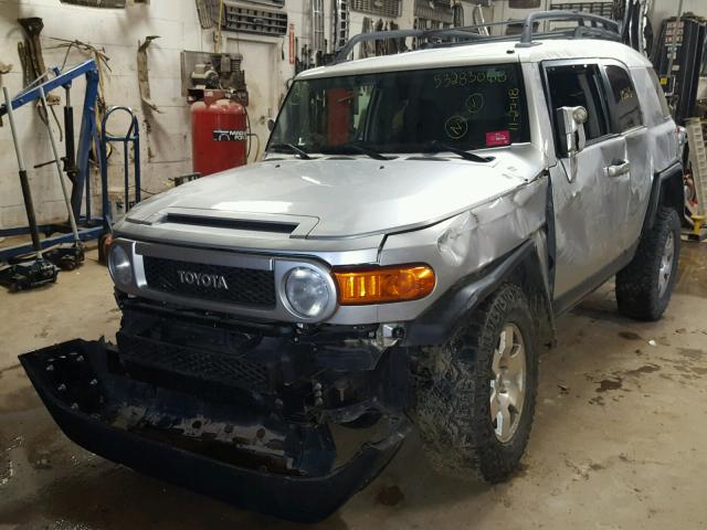 JTEBU11F080103593 - 2008 TOYOTA FJ CRUISER SILVER photo 2