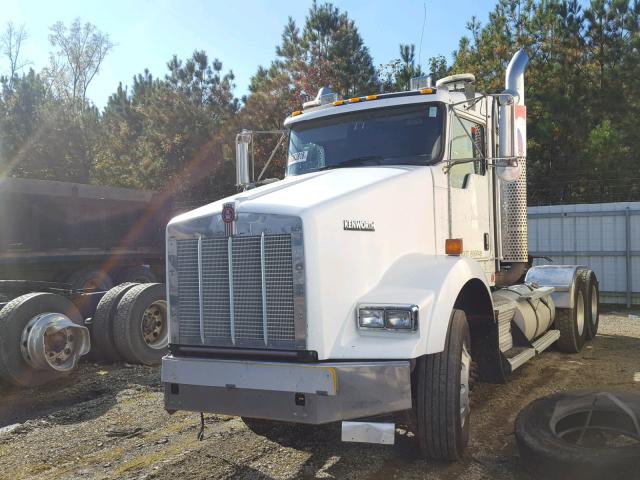 1XKDDB9X48J235383 - 2008 KENWORTH CONSTRUCTI WHITE photo 2