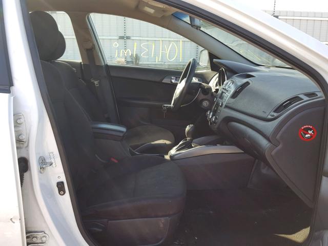 KNAFU4A26D5690493 - 2013 KIA FORTE EX WHITE photo 5