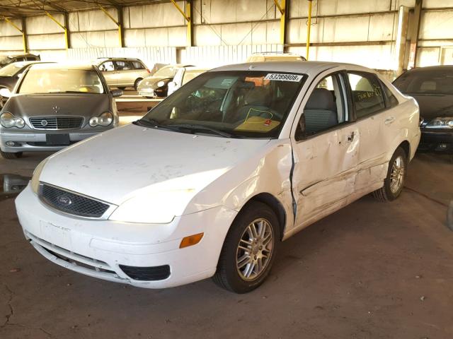 1FAFP34N46W247921 - 2006 FORD FOCUS ZX4 WHITE photo 2