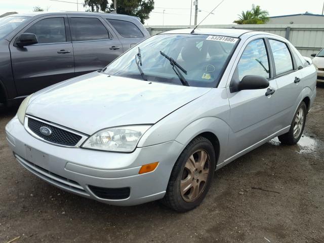 1FAFP34N95W120581 - 2005 FORD FOCUS ZX4 SILVER photo 2