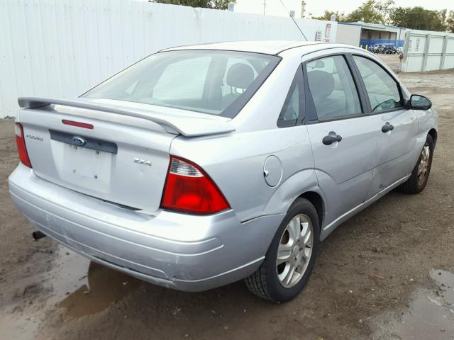 1FAFP34N95W120581 - 2005 FORD FOCUS ZX4 SILVER photo 4