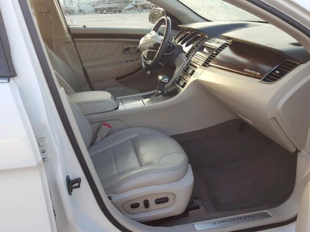 1FAHP2FW7AG120706 - 2010 FORD TAURUS LIM WHITE photo 5