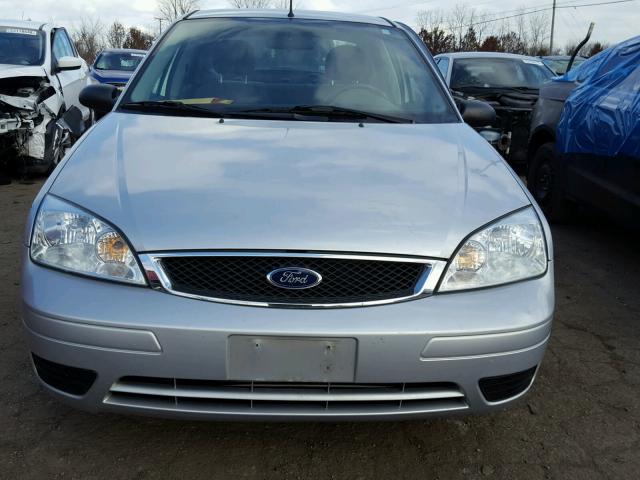 1FAFP34NX6W172688 - 2006 FORD FOCUS ZX4 SILVER photo 10